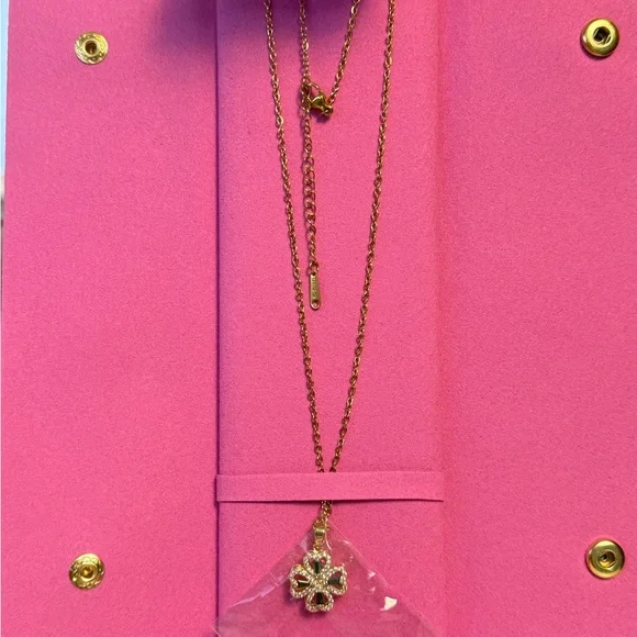 Elegant Gold Necklace with Four Leaf Pendant with Green Stones - Picture 2 of 6